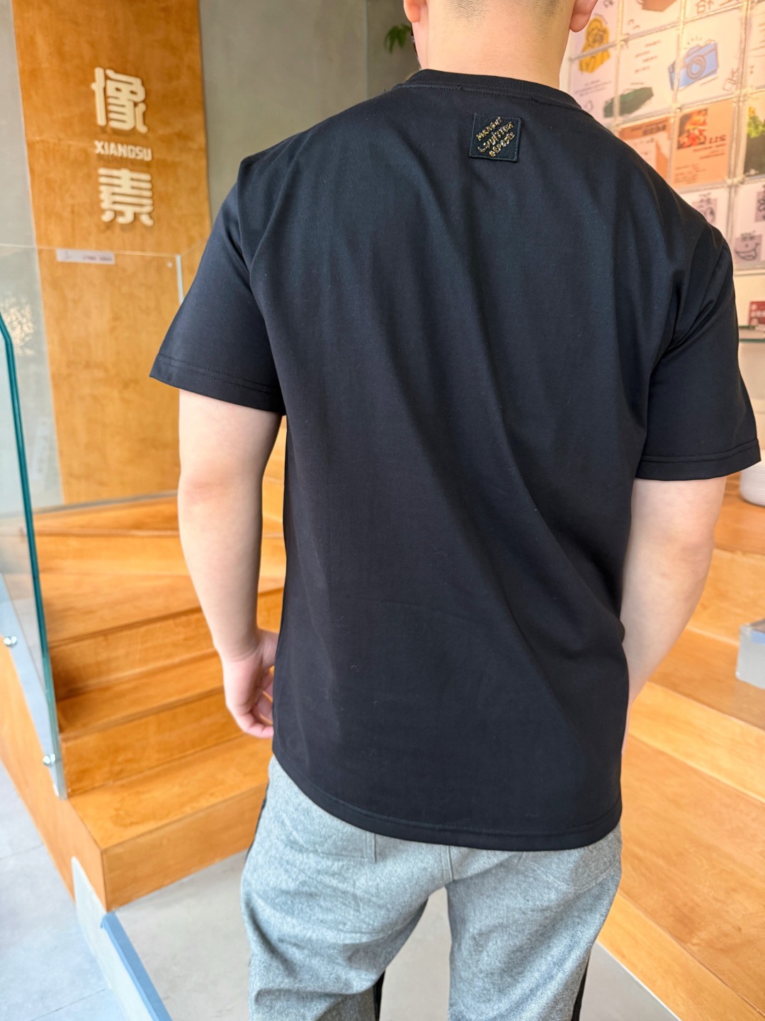 🔝LOUIS VUITTON LV 亮片字母特種刺繡短袖T恤
正品購入，26支雙紗全棉精梳棉220克，1*1索羅娜羅紋280克，特種刺繡，面料酵洗，定制亮片、章仔、商標，合身版型
B Size：S-XL