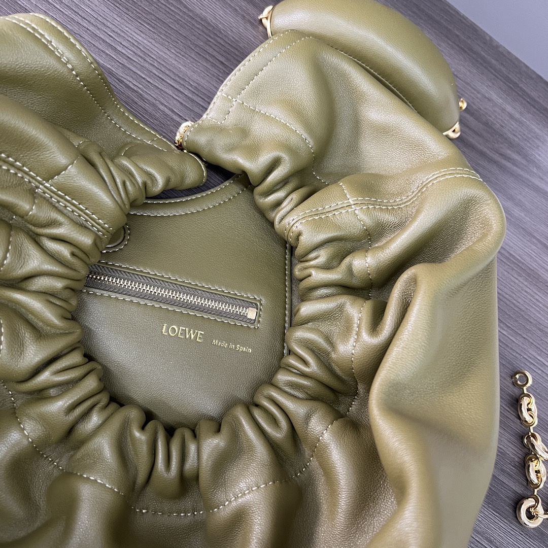 LO℮w℮🌟中號🆕納帕羊皮Squeeze手袋👜一款精緻而柔美的全新手袋，採用觸感柔軟的納帕皮革製成。這款順手藝是傳統工藝、創新研究和獨特設計的傑作，具備令人驚訝的輕盈褶皺包身、可調節甜甜圈鏈條和觸感柔軟的提手。此中號版本採用納帕羊皮革打造。*可肩背、斜挎或手提*可調節鏈條肩帶，搭配Anagram攜刻鵝卵石，附加額外鏈條，可進一步延長肩帶*磁扣開合*內部拉鍊口袋*無襯里*lo*ewe燙金或燙銀。
size：34*13.5*33CM
型號：652328 全鋼五金