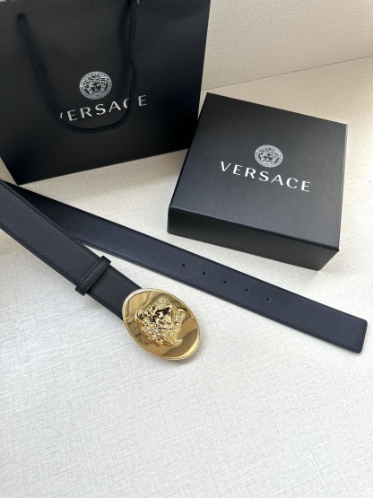 寬度：4.0cm （範思哲） 此款橢圓五金配件、腰帶飾有標誌性的Versace美杜莎頭像扣，彰顯品牌格調。是一款精美的衣櫥必備單品。