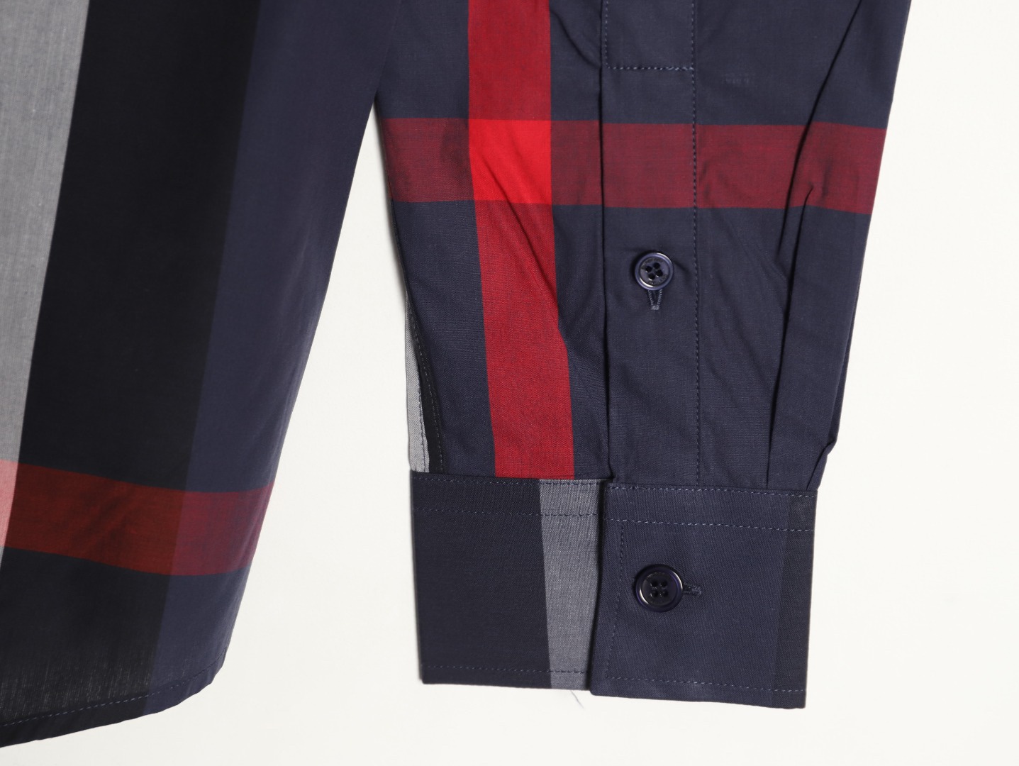Burberry/巴寶莉 經典大格紋棉質襯衫
定制原版一致80支精梳棉單線紗，紗線全部訂染，最終確定織法，
無論是格型大小線條粗細均達到Y版水平並且布料沒有尾斜現象，
紅外線裁剪對條對格單件裁，保證大貨品質，
定制塔羅貝油封噴漆扣子自然發亮（不同市場版都是樹脂扣），裁片、領子坐領 門邊 袖口 部位加了燙薄，
全部要對格對位出成品，紅外激光定位對格取位，
每個獨立的尺碼都是定位裁片，前幅，口袋，袖子等部位都是對格對位的，
工序複製，費時費料，經典簡單氣質不失大牌，面料上身舒適柔軟卻又挺括有型，