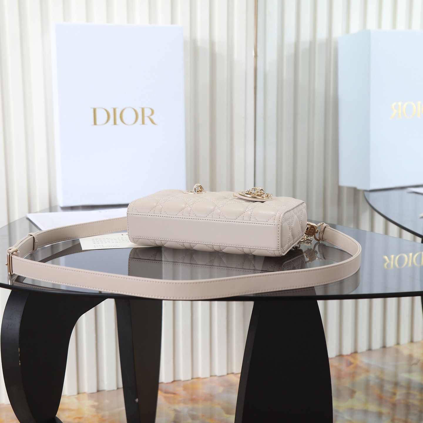 D-joy  原廠級別 

小號尺寸 米色現貨‼️ M0613

全新D-joy強勢回歸，最新小號✔️大爆款的節奏🔥，包包自帶兩條肩帶，多種背法🙋🏻‍♀️，上身又美又颯，經典的菱格設計🥅，搭配漆皮優雅又時尚🌿

size：22.5-6-11.5cm
