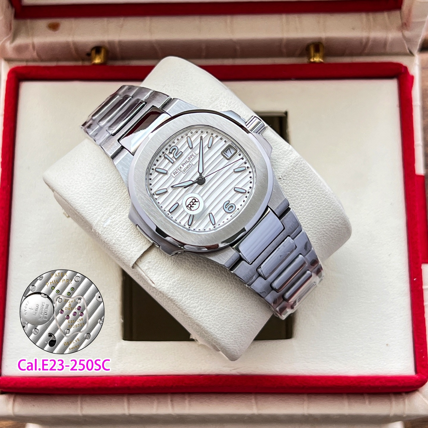 RRR廠聯合瑞士設計師耗時兩年，重金打造天花板PP鸚鵡螺7010系列！原版起模還原數據，達到1：1精細對版。
亮點1️⃣
秒殺市面絕大多數石英女表，搭載🫱🏻🫱🏻（瑞士原裝Cal.E 23-250SC機芯）🫲🏻🫲🏻絕無僅有！0誤差0故障。
亮點2️⃣
字面採用瑞士鋁酸鍶鹽（無放射性）夜光塗層工藝，結合光學塗層增強吸光效率，延長余暉時間，還原原版姿態，讓佩戴者在夜晚更顯靚麗。
亮點3️⃣
原版尺寸：32mm直徑，6.9mm厚度。此款鸚鵡螺女款不僅擁有優雅運動風格，還增加了幾分柔美