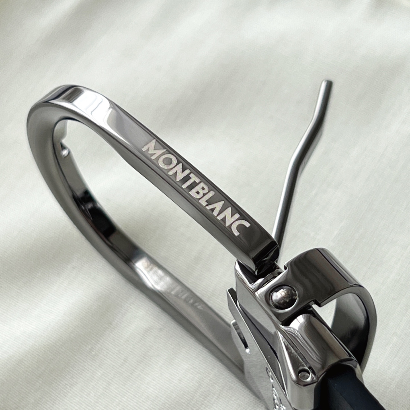 馬蹄形帶扣粒面皮帶（35毫米）
馬蹄形鍍鈀和鍍釕針式帶扣。可調節長度，3.5cm粒面咖色皮革皮帶。融合傳統元素與現代風格的精緻配件。錶帶描述 粒面咖色牛皮 皮革圖案 金屬圓環飾有萬寶龍六角 星品牌標識 搭扣裝置 易開啓裝置，可調節皮帶長度 搭扣形狀 馬蹄形 主要顏色咖色 | 黑色 搭扣類型 針扣式表扣