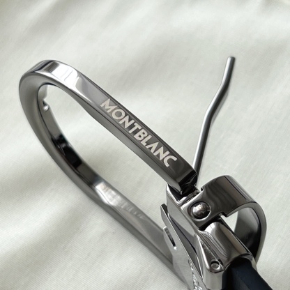 馬蹄形帶扣粒面皮帶（35毫米）
馬蹄形鍍鈀和鍍釕針式帶扣。可調節長度，3.5cm粒面咖色皮革皮帶。融合傳統元素與現代風格的精緻配件。錶帶描述 粒面咖色牛皮 皮革圖案 金屬圓環飾有萬寶龍六角 星品牌標識 搭扣裝置 易開啓裝置，可調節皮帶長度 搭扣形狀 馬蹄形 主要顏色咖色 | 黑色 搭扣類型 針扣式表扣