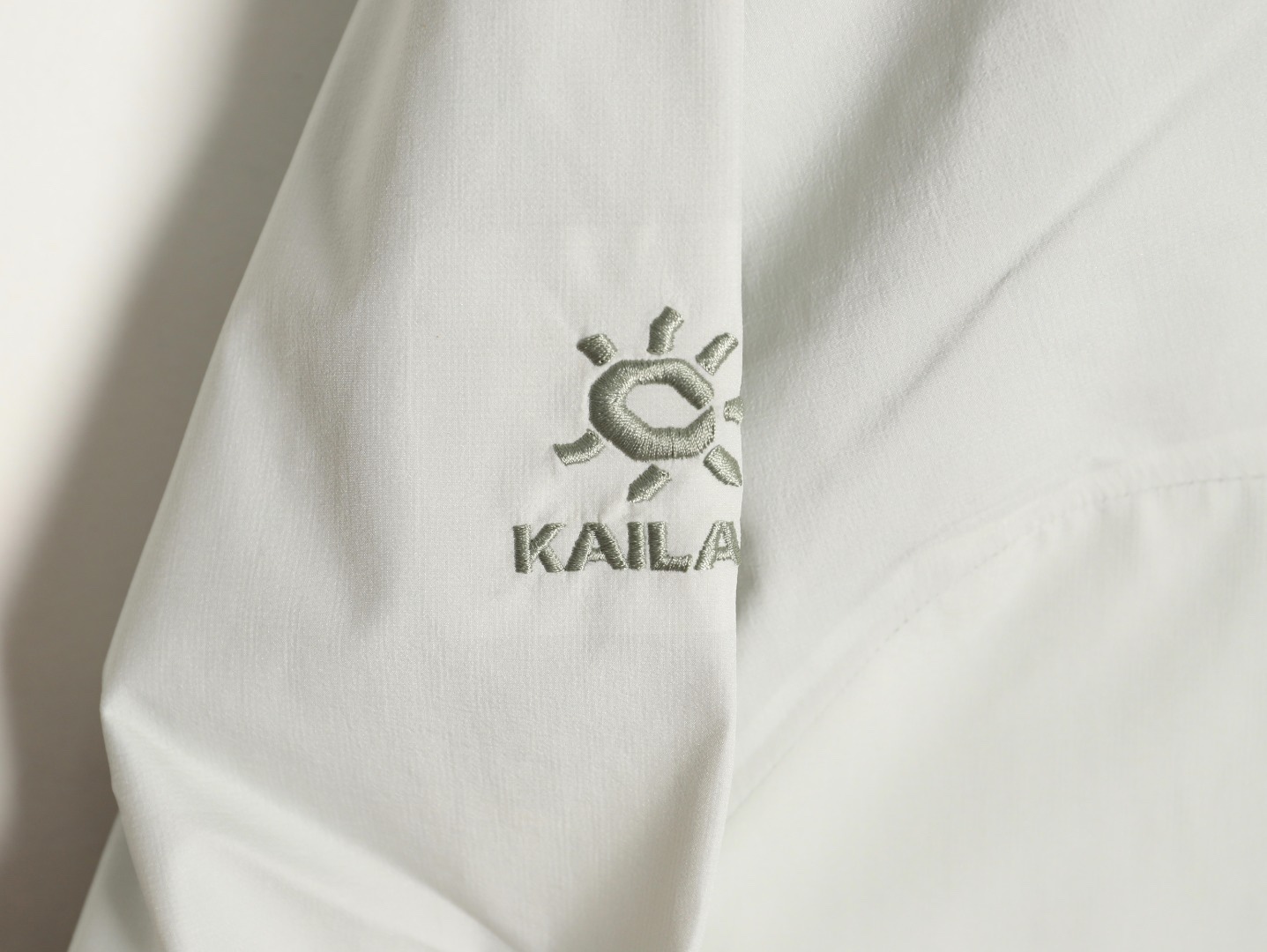 🔝KAILAS 凱樂石 博格達系列 輕量防風防水戶外徒步登山衝鋒衣 
  防水防風透氣防紫外線
 -輔料：原版拆解開發，一比一定制的小標，領標，水洗，吊牌，五金等等。

- FILTERTEC 3L面料：採用凱樂石自主研發的FILTERTEC 3L面料，由外層40D尼龍、中層ePTFE納米微孔膜、內層親膚處理工藝構成，防水指數20000mm，透氣指數20000g/㎡/24h，可抵御暴雨級降水和7級強風，同時快速排出汗氣，避免悶熱。

- 全壓膠工藝：整衣接縫處採用全壓膠工藝，有效防止水分從接