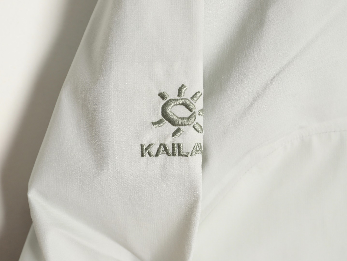 🔝KAILAS 凱樂石 博格達系列 輕量防風防水戶外徒步登山衝鋒衣 
  防水防風透氣防紫外線
 -輔料：原版拆解開發，一比一定制的小標，領標，水洗，吊牌，五金等等。

- FILTERTEC 3L面料：採用凱樂石自主研發的FILTERTEC 3L面料，由外層40D尼龍、中層ePTFE納米微孔膜、內層親膚處理工藝構成，防水指數20000mm，透氣指數20000g/㎡/24h，可抵御暴雨級降水和7級強風，同時快速排出汗氣，避免悶熱。

- 全壓膠工藝：整衣接縫處採用全壓膠工藝，有效防止水分從接