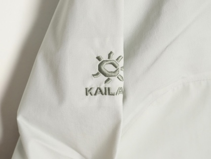 🔝KAILAS 凱樂石 博格達系列 輕量防風防水戶外徒步登山衝鋒衣 
  防水防風透氣防紫外線
 -輔料：原版拆解開發，一比一定制的小標，領標，水洗，吊牌，五金等等。

- FILTERTEC 3L面料：採用凱樂石自主研發的FILTERTEC 3L面料，由外層40D尼龍、中層ePTFE納米微孔膜、內層親膚處理工藝構成，防水指數20000mm，透氣指數20000g/㎡/24h，可抵御暴雨級降水和7級強風，同時快速排出汗氣，避免悶熱。

- 全壓膠工藝：整衣接縫處採用全壓膠工藝，有效防止水分從接
