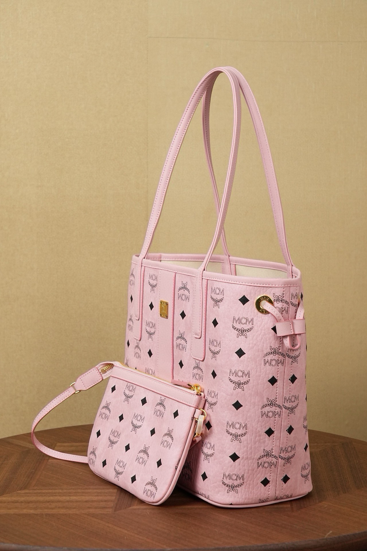 𝐌𝐂𝐌 𝐋𝐢𝐳 𝐕𝐢𝐬𝐞𝐭𝐨𝐬
桃花粉小號#雙面購物袋子母包👜

·Cp獨家®️升級新桃花粉色
這款小號購物袋採用經典Visetos製成，延續了Liz包袋在日常生活中散髮出的傳統優雅氣質。包袋的另一面則由Cubic經典印花製成，為其增添了另一層面的設計深度。輕巧的外型可通過側面的皮革抽繩進行調整，以適應現代生活中的動態變化。可拆卸拉鍊手拿包在短途旅行及夜間外出時可兼作經典肩背包使用，成為這款包袋設計中的點睛之筆。

