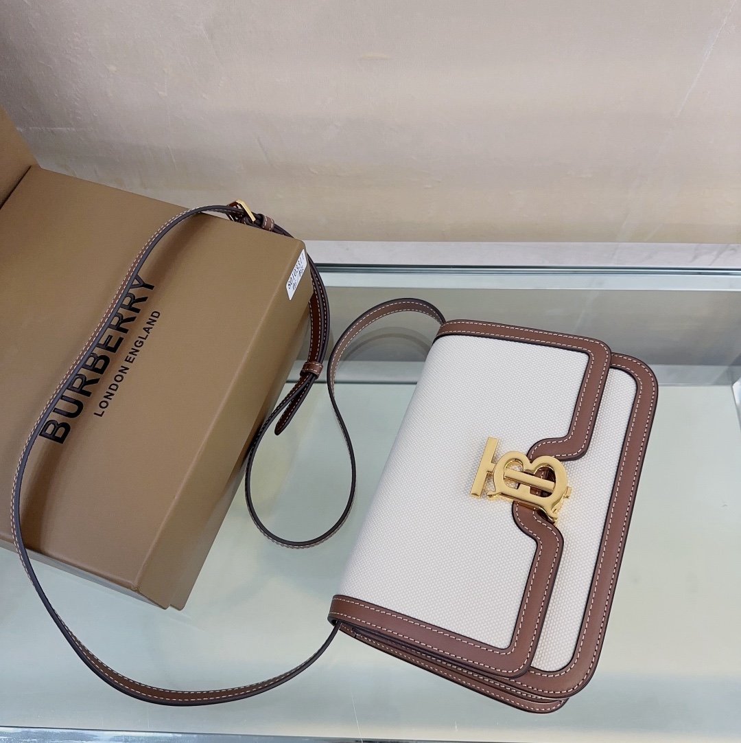 【21cm】B家專屬標識雙色帆布拼皮鎖扣包 版型立挺的單肩包，鎖扣裝飾 Thomas Bur 靈感專屬標識。隨心變換為斜背包或手拿包造型。
尺寸:W21 x H16 x D6cm🌟型號3311