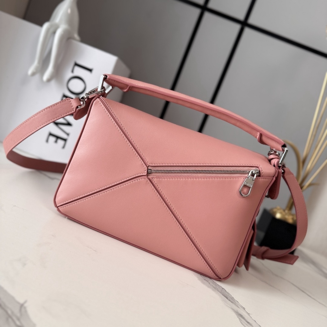 LO℮w℮🌟新款 小號納帕羊皮革 Featherlight Puzzle 手袋 以別具一格的幾何線條勾勒長方體造型。柔軟輕盈的納帕皮革為手袋注入隨性慵懶的風格。可肩背、斜挎或手提
可拆卸可調節肩帶，飾有旋轉卡扣*拉鍊開合，鉸接式拉鍊頭 一個外部拉鍊後袋，一個內部插袋*可拆卸 LOE**WE 燙金或燙銀標籤，飾有隱秘口袋和氣球骰子*長方形金屬腳釘 納帕羊皮革襯里 Anagram 壓紋、飾牌內部鐫刻 LOE**WE.
size:062502
型號：24*10.5*16.5cm（配全套包裝）