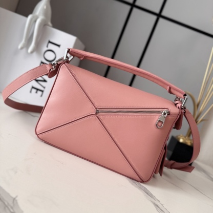 LO℮w℮🌟新款 小號納帕羊皮革 Featherlight Puzzle 手袋 以別具一格的幾何線條勾勒長方體造型。柔軟輕盈的納帕皮革為手袋注入隨性慵懶的風格。可肩背、斜挎或手提
可拆卸可調節肩帶，飾有旋轉卡扣*拉鍊開合，鉸接式拉鍊頭 一個外部拉鍊後袋，一個內部插袋*可拆卸 LOE**WE 燙金或燙銀標籤，飾有隱秘口袋和氣球骰子*長方形金屬腳釘 納帕羊皮革襯里 Anagram 壓紋、飾牌內部鐫刻 LOE**WE.
size:062502
型號：24*10.5*16.5cm（配全套包裝）