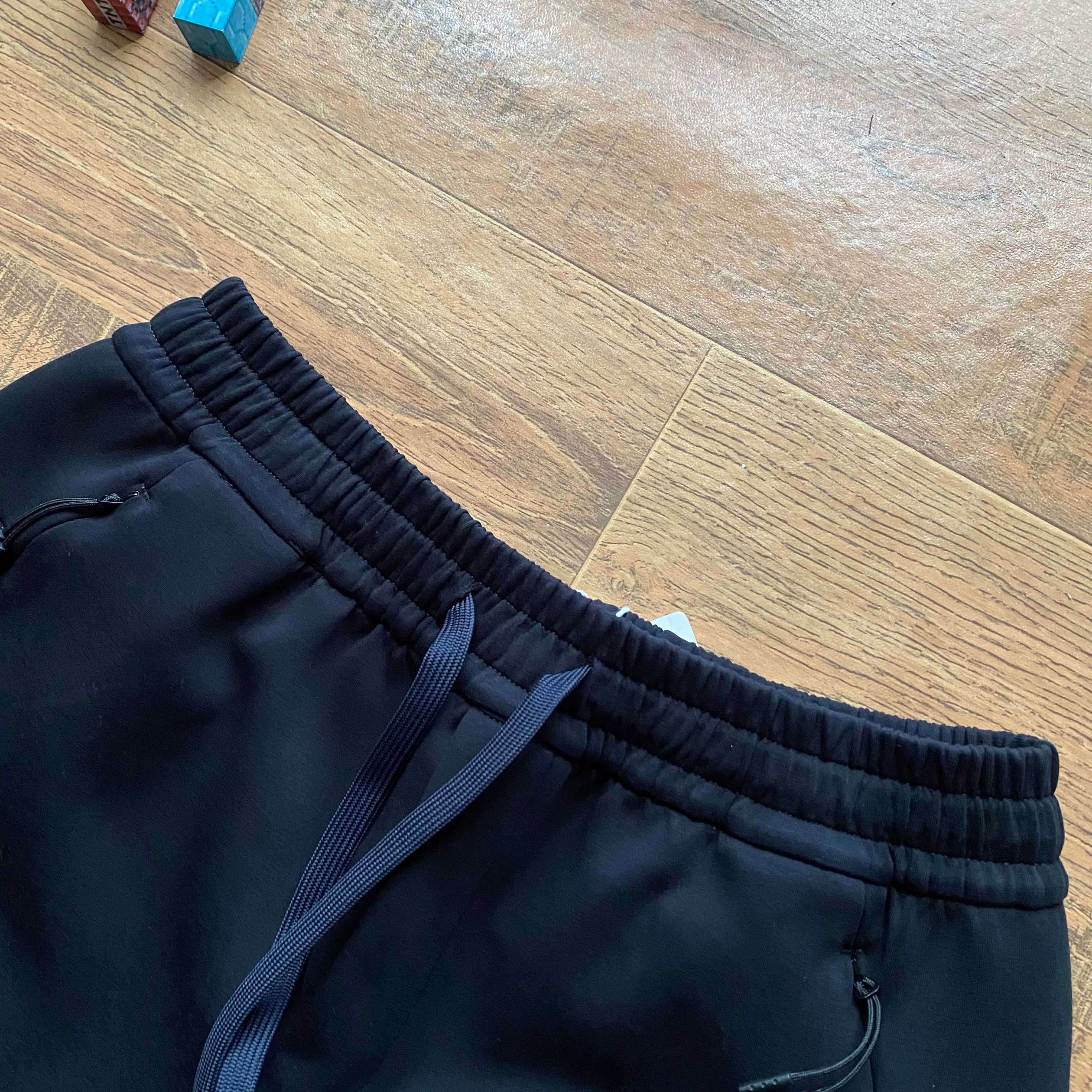 lululemon 露露  2026年春秋季新款男空氣棉休閒長褲  鬆緊腰帶 男士休閒運動衛褲！經典時尚款，客供彈力空氣層面料，軟糯垂彈，舒適透氣！採用空氣棉面料，上身絲滑，柔軟親膚，舒適透氣，不起球，不褪色，耐洗耐穿，上身百搭，不臃腫！做工精細，品質保證！精美logo燙印，兩側隱藏拉鍊口袋，做工細節都非常不錯，上身簡約百搭！立腰部鬆緊抽繩，兩側拉鍊口袋，做工走線整齊密集，高品質精品貨，空氣層面料定織定染，無色差。寬松版型，不挑腿型，更加遮肉顯瘦，烘托休閒隨意舒適的氣氛，不管怎麼穿搭都好看！