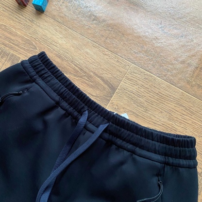 lululemon 露露  2026年春秋季新款男空氣棉休閒長褲  鬆緊腰帶 男士休閒運動衛褲！經典時尚款，客供彈力空氣層面料，軟糯垂彈，舒適透氣！採用空氣棉面料，上身絲滑，柔軟親膚，舒適透氣，不起球，不褪色，耐洗耐穿，上身百搭，不臃腫！做工精細，品質保證！精美logo燙印，兩側隱藏拉鍊口袋，做工細節都非常不錯，上身簡約百搭！立腰部鬆緊抽繩，兩側拉鍊口袋，做工走線整齊密集，高品質精品貨，空氣層面料定織定染，無色差。寬松版型，不挑腿型，更加遮肉顯瘦，烘托休閒隨意舒適的氣氛，不管怎麼穿搭都好看！