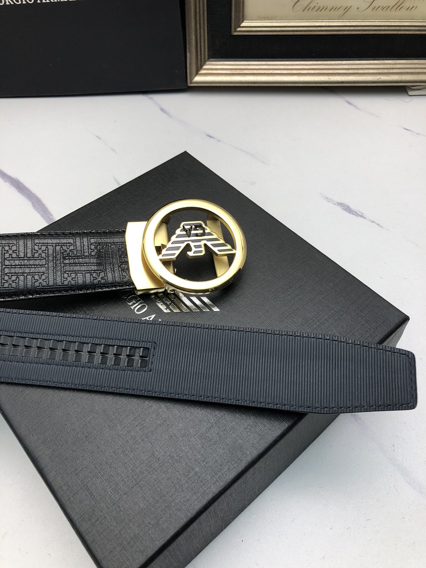 阿曼妮：原單頭層牛皮燙印花紋面，內襯頭層小牛皮底，搭配原單自動扣，可裁剪的自動帶，此款腰帶面雙採用意大利原定廠制進口牛皮帶身 ，對專版櫃足寬3.5