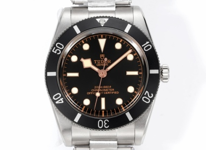 DIF 最強副本 
DIF隆重推出帝舵碧灣54型M79000N腕表，
37mm表殼貼合手腕，佩戴舒適，啞光錶盤簡約大氣，質感細膩，無日曆設計化繁為簡，回歸純粹讀時體驗，以純粹精神和現代表達方式，向1954年問世的品牌首款潛水表-7922型獻上最真誠的敬意！
DIF匠工精神 整表配備導角精磨不拉手 注重細節 質感無敵 搭載丹東定制一檔機芯 日誤差僅3-5秒幾乎0反修 超穩定！
錶帶均為CNC通體成型拉絲工藝錶帶 非小廠組裝片！配備帝舵表“T-fit”表扣 可滑軌微調
超強瑞士夜光刻度 盤面字體油壓立体