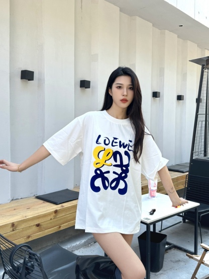 Loewe/羅意威 25ss 塗鴉彩繪植絨印花短袖T恤
260g棉質布料40支雙紗面料，無蝕塵‬毛藝工‬處布理‬面，紡織密度高，垂感佳，不易變形。
厚織感加上緊密紡紗工藝，不會影響Tee的透氣性，成色的飽和度很高
胸前撞色塗鴉彩繪植絨印花工藝
版型上身效果好，百搭好看的一款T恤，寬松版型遮肉顯瘦不挑人
顏色: 白色，黑色
S Size：S-XL