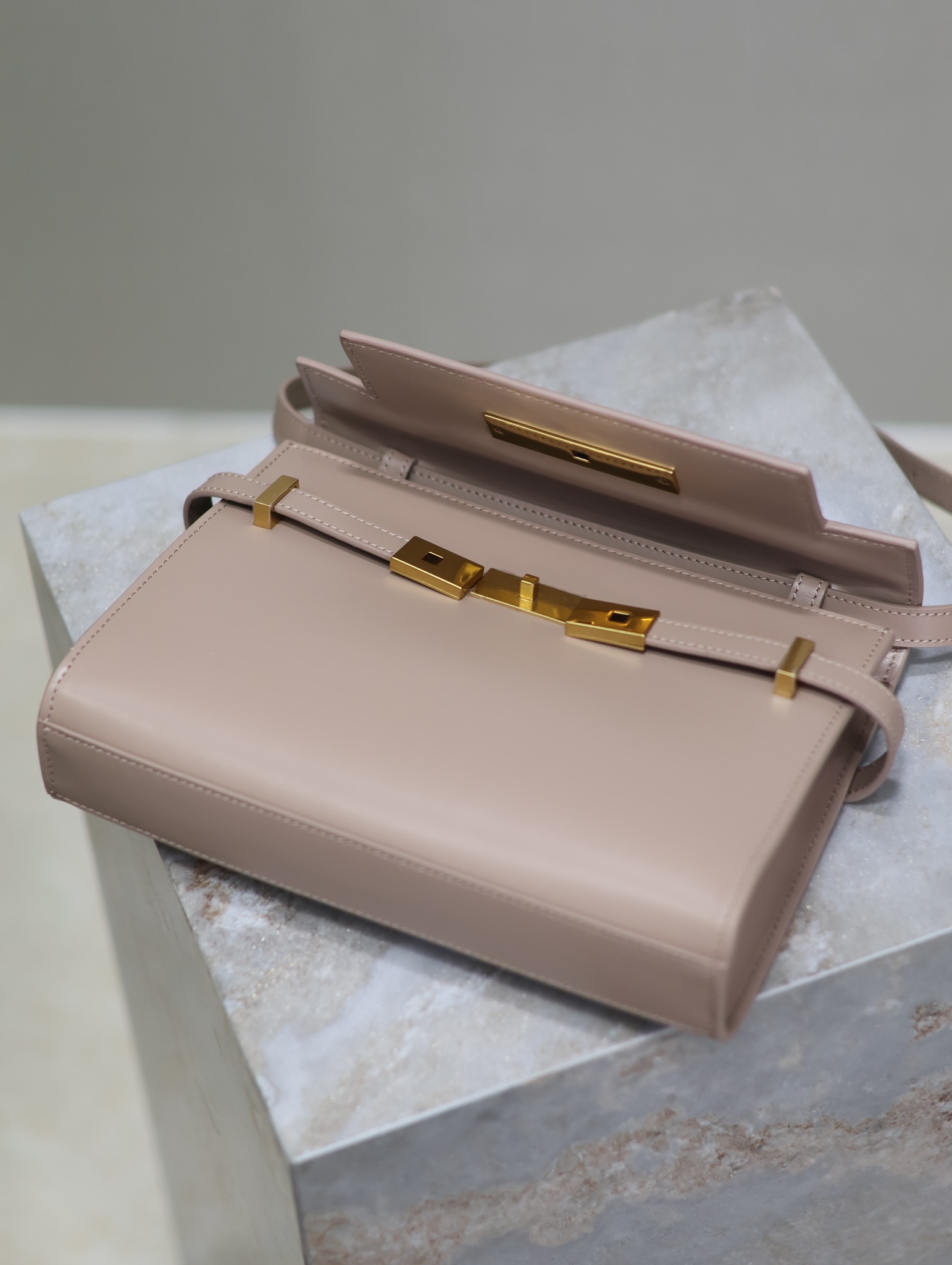 Manhattan_24cm
專櫃同步新款Manhattan法棍包小號24cm全新到貨！最新包型翻蓋曼哈頓法棍包，一改以往經典的logo，取而代之低調簡約的設計風格，它有點像H家的凱莉，很有復古的味道！商務➕休閒兩者結合，總結起來就是百搭！可以手拿，可以單肩或斜挎，一包多用，滿足了商務型女士，又滿足了小女生的休閒！精心挑選的原廠皮、完美的走線、精緻的五金讓整個包包都散髮出高級的味道！
型號：675626
尺寸：24x17.5x6cm