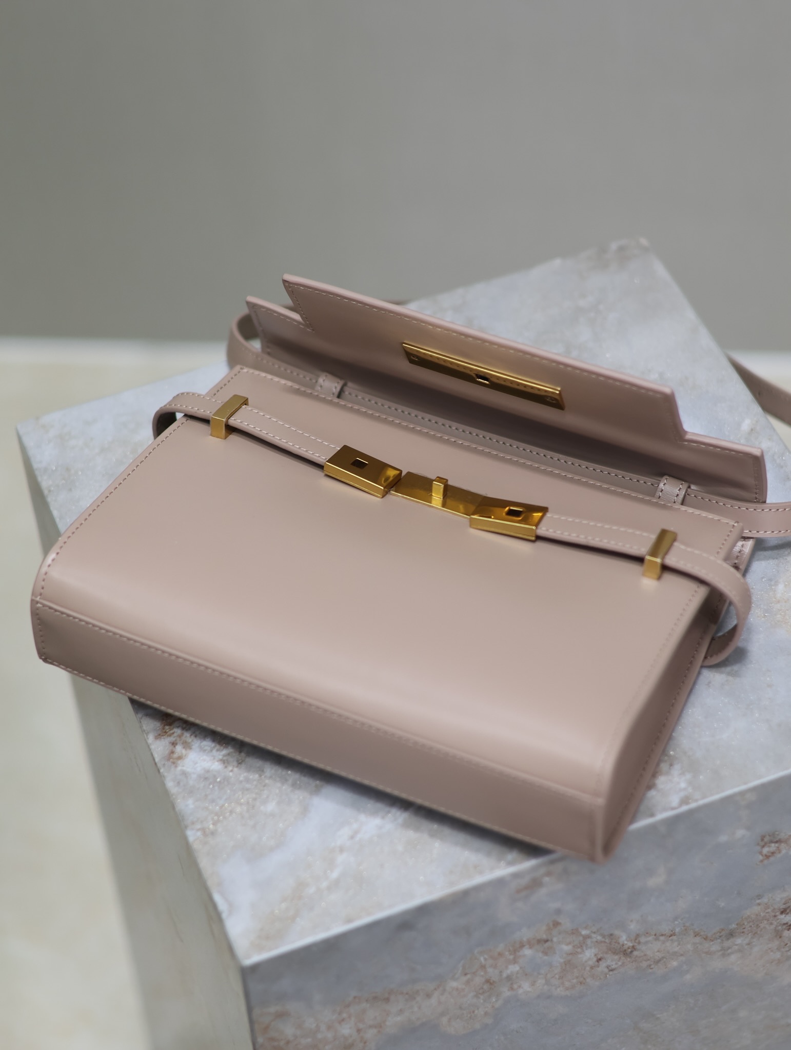 Manhattan_24cm
專櫃同步新款Manhattan法棍包小號24cm全新到貨！最新包型翻蓋曼哈頓法棍包，一改以往經典的logo，取而代之低調簡約的設計風格，它有點像H家的凱莉，很有復古的味道！商務➕休閒兩者結合，總結起來就是百搭！可以手拿，可以單肩或斜挎，一包多用，滿足了商務型女士，又滿足了小女生的休閒！精心挑選的原廠皮、完美的走線、精緻的五金讓整個包包都散髮出高級的味道！
型號：675626
尺寸：24x17.5x6cm