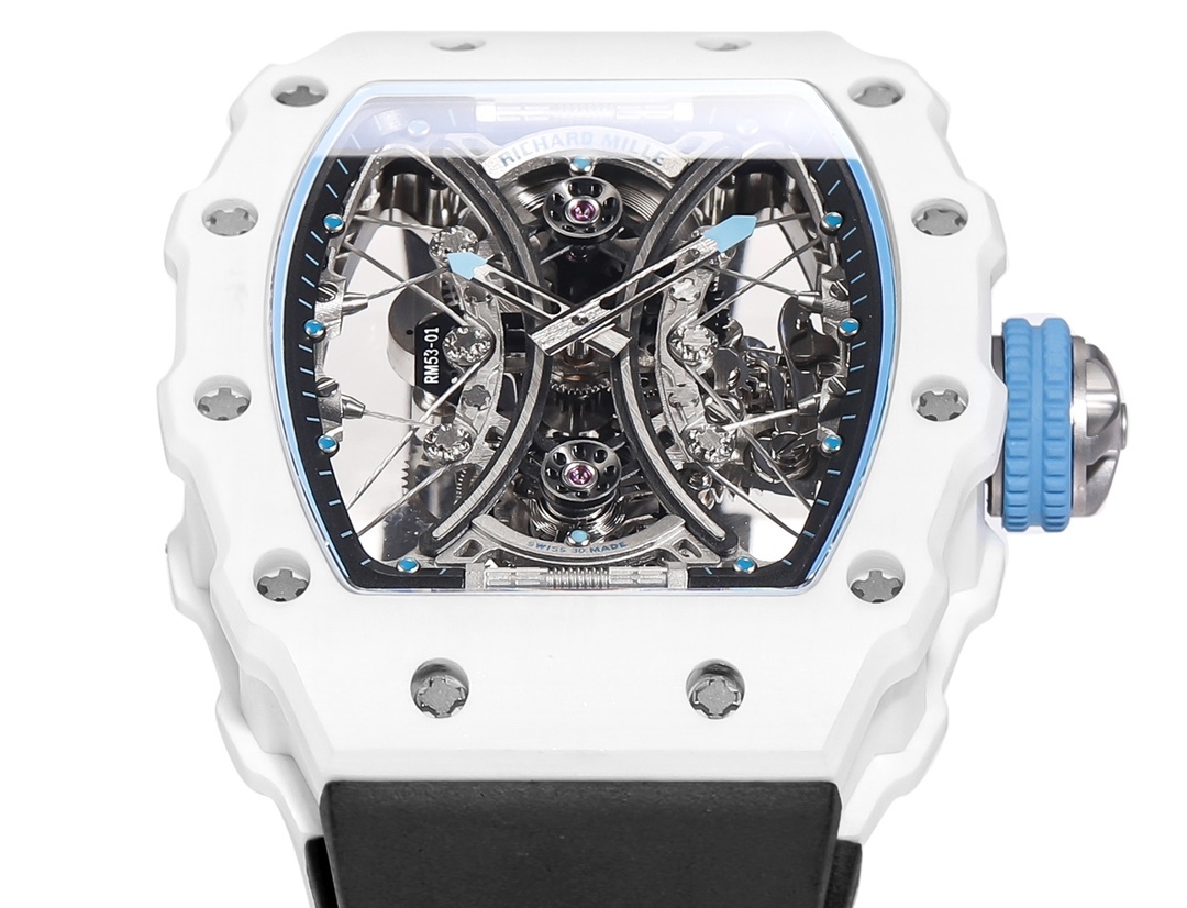 白色TPT石英纖維
【RICHARD MILLE】理查米爾RM53-01 將腕表設計與運動賽事相互結合，完美詮釋了賽場上的勇者堅定信念、頑強拼搏的精神。RM53-01以馬術運動為背景，採用多種高科技材料來抵御運動時帶來的強烈撞擊，從而保證不受破壞、正常運轉。高科技材質打造如同“護具”。“RM 53-01 PABLO MAC DONOUGH”的陀飛輪腕表，此款腕表除具備運動腕表的動感與活力外，還配備了堅固的TPT®碳纖維表殼、層壓藍寶石水晶表鏡以及固定機芯的懸浮式鋼索，有效的降低巨大衝擊