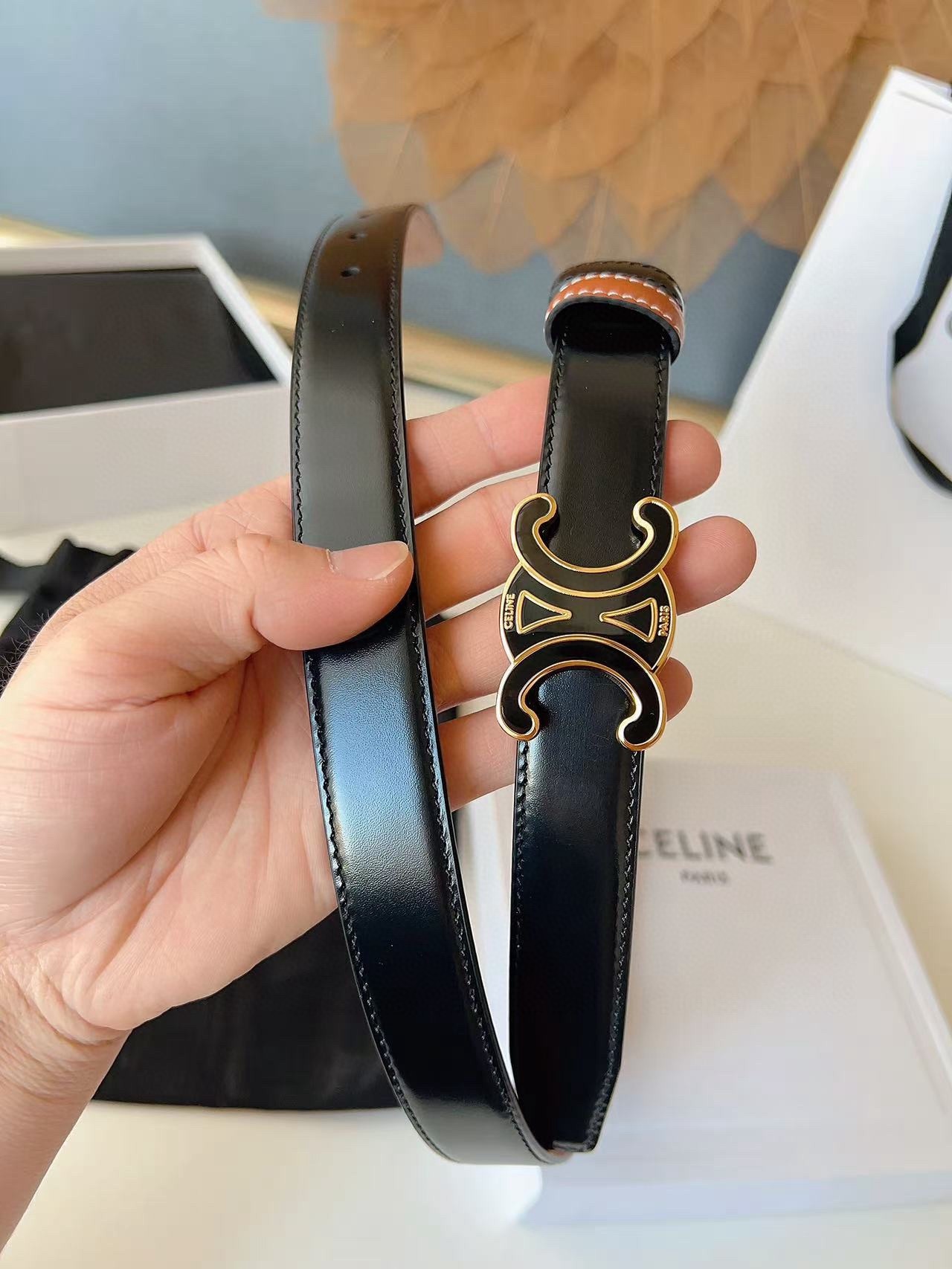 CÉLINE  凱旋門家新款ALIX 中號25毫米雙面腰帶
這款採用牛皮革，滴膠飾面，可拆卸橢圓形搭扣，雙面腰帶，TRIOMPHE雙面飾釘.
寬度：2.5cm