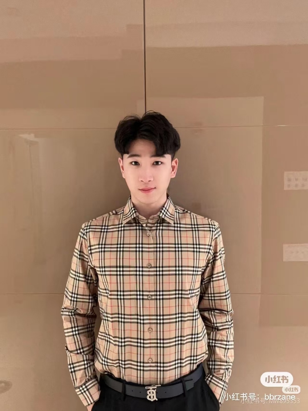 Burberry/巴寶莉 經典口袋小格紋棉質長袖襯衫
面料採用雙股80支梭織小斜紋面料，格紋對位，
紗線定織定染，每個獨立的尺碼都是定位裁片，前幅，口袋，
袖子等部位都是對格對位的，工序複製，費時費料，採用純天然珍珠貝殼紐扣，
洗水嘜定制，多處手工一片一片激光剪裁對位，
所有工序，用料都是ZP做法，區別市面一眼假版本
顏色：卡其小格
S Size：S-XL