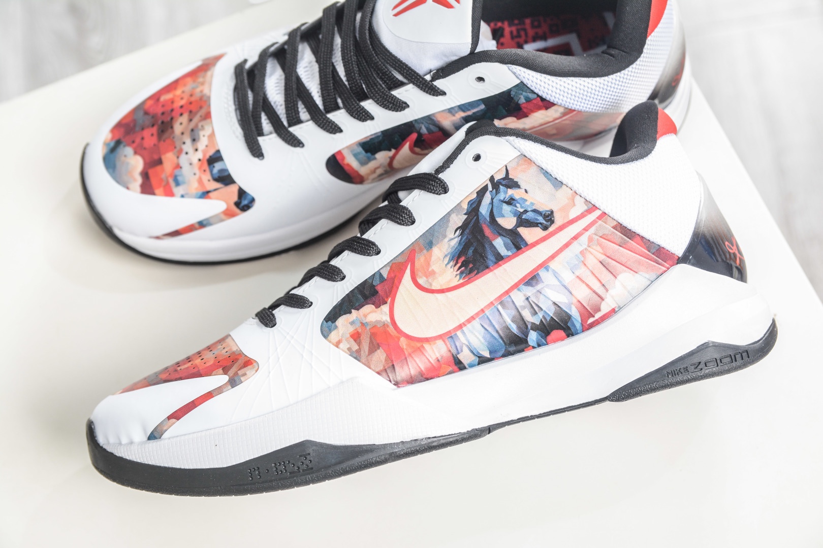 NK Zoom Kobe V 馬年限定 CNY新年款 耐克 科比5代系列 低幫復刻實戰運動低幫文化籃球鞋 
貨號：CD4991 867
尺碼：38 38.5 39 40 40.5 41 42 42.5 43 44 44.5 45 46