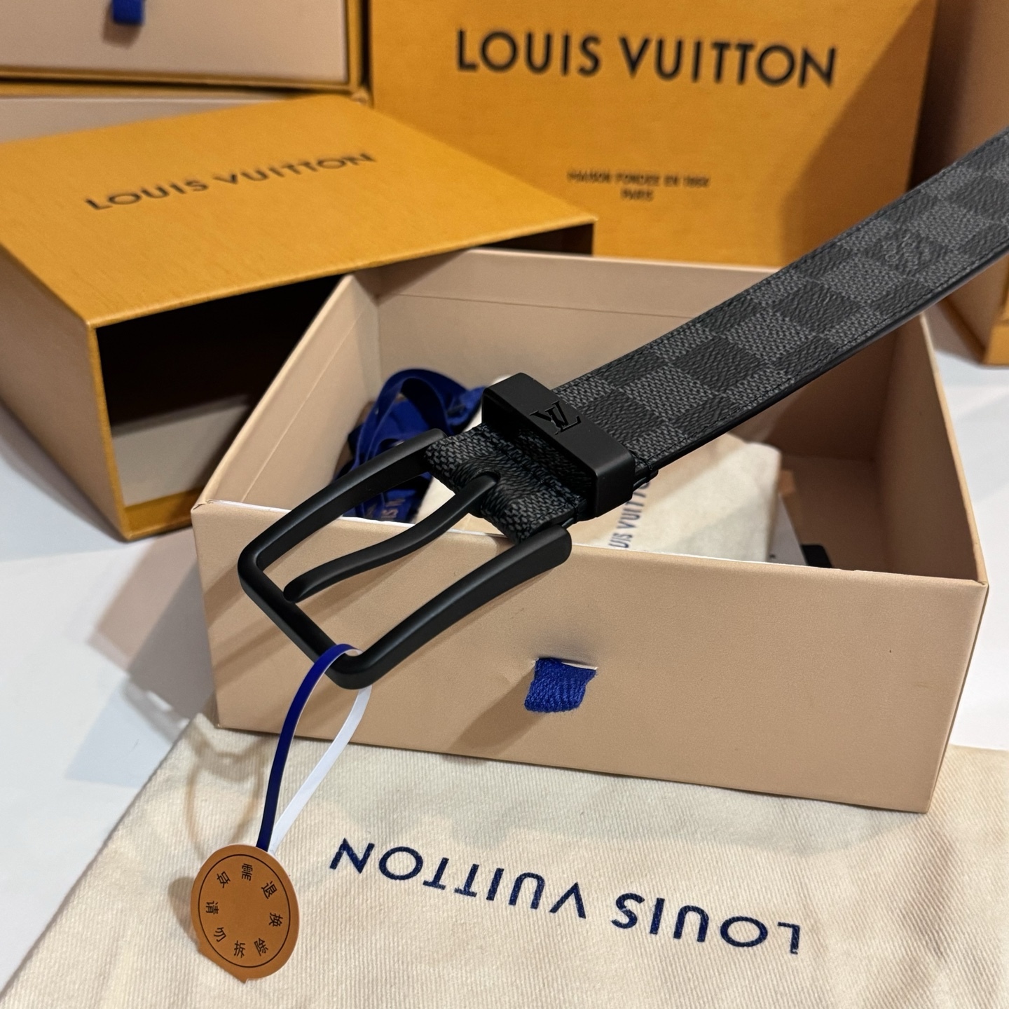 
寬度：3.5cm Frog 雙面腰帶以創意筆觸展現千禧潮流風範，巧妙致敬鄉村搖滾文化。做舊皮革令 Damier 格紋流露復古韻致，圓潤方形搭扣回溯品牌經典硬箱元素🆚