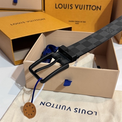 
寬度：3.5cm Frog 雙面腰帶以創意筆觸展現千禧潮流風範，巧妙致敬鄉村搖滾文化。做舊皮革令 Damier 格紋流露復古韻致，圓潤方形搭扣回溯品牌經典硬箱元素🆚