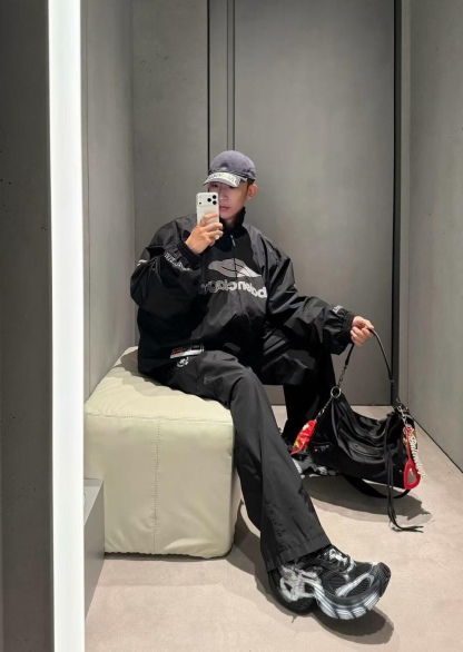 🔝Balenciaga 巴黎世家 26SS 3M徽章衝鋒衣夾克外套
Football系列夾克 黑色主調+灰色Logo刺繡 緞面材質自帶光澤 oversize版型超顯瘦 立領設計利落有型 袖口和下擺細節豐富 左下角“88”數字+品牌元素 辨識度超高 日常街頭、暗黑風都能輕鬆駕馭 搭配同系列衛衣或褲子 酷感造型輕鬆get
尺碼：XS-L