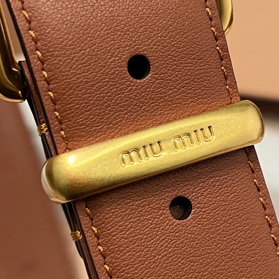 MiuMiu 今年大爆款上新‼️‼️
這就是野性與可愛結合的反差美！
關但寬度粗 腰頭大 有一種野性與可愛結合的反差美～
炎名系上有甜酷甜酷的氛圍感喔#
寬度 ：3.5cm