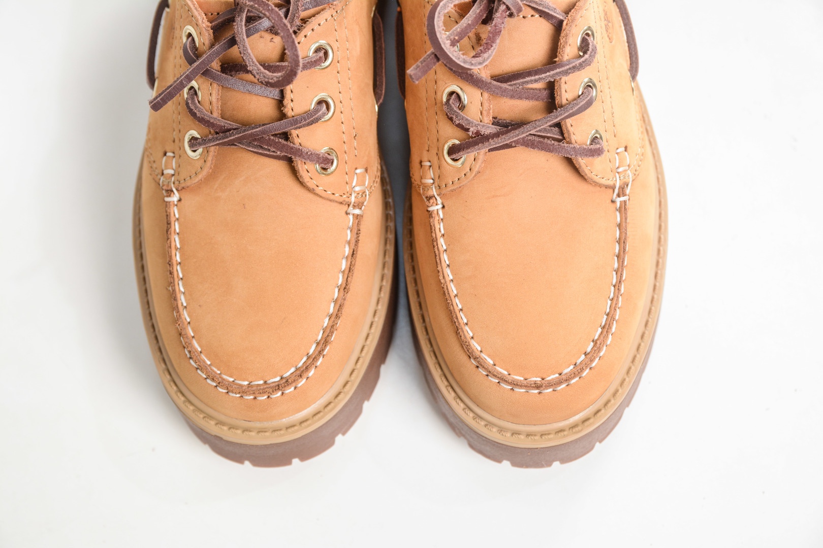 Timberland添柏嵐 Stone Street 舒適百搭 休閒單鞋 穿著舒適 防滑 可戶外城市多用途穿著 無懼任何複雜地形 設計感十足 時尚拼色百搭款 
貨號: TB 01006 713
尺碼：35 36 37 38 39 40 41 42