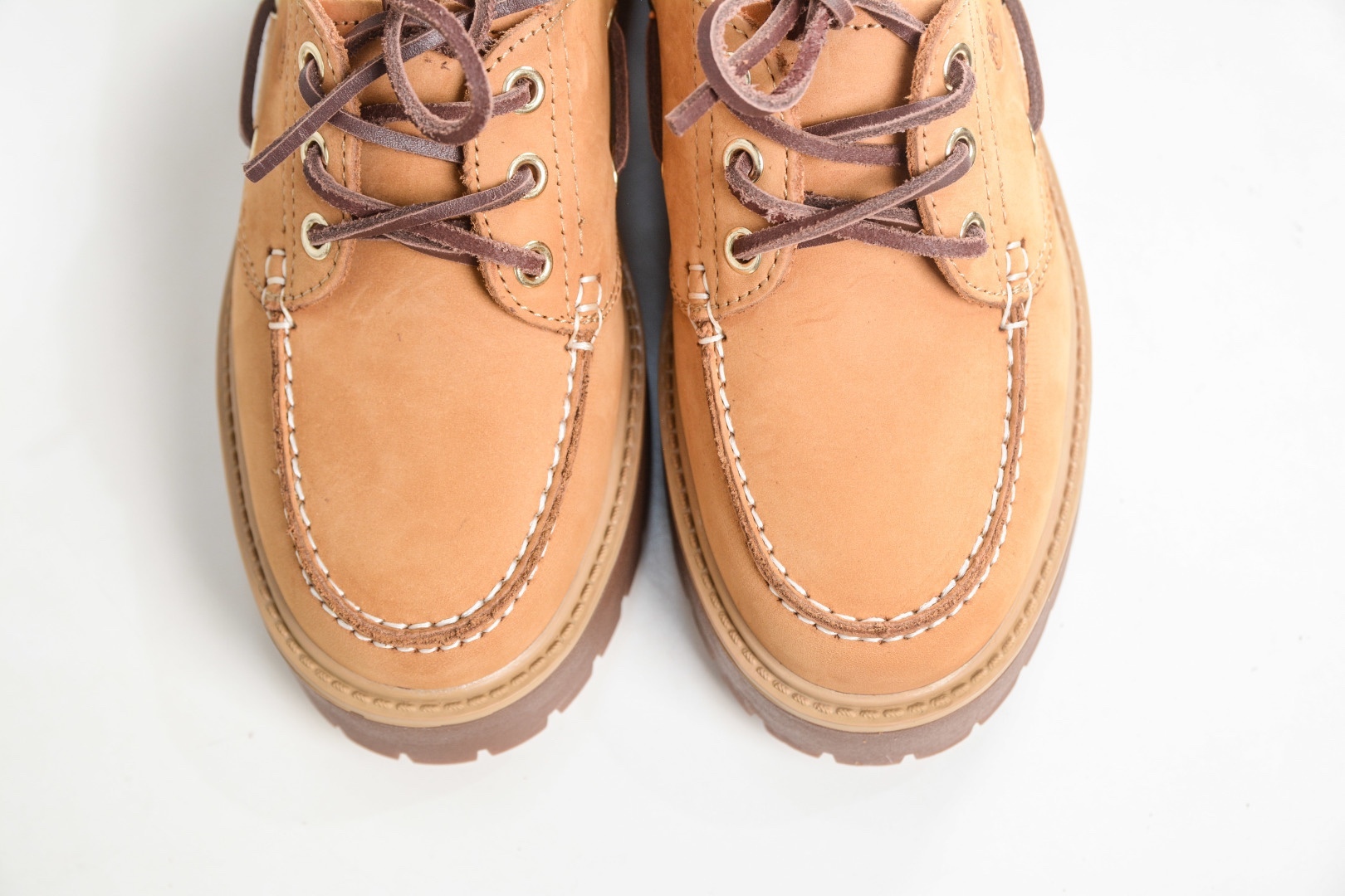Timberland添柏嵐 Stone Street 舒適百搭 休閒單鞋 穿著舒適 防滑 可戶外城市多用途穿著 無懼任何複雜地形 設計感十足 時尚拼色百搭款 
貨號: TB 01006 713
尺碼：35 36 37 38 39 40 41 42