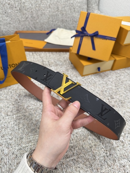 
Louis Vuitton LV腰带 丝印系列 原厂五金 精致手工绘边 柔软舒适 宽4.0