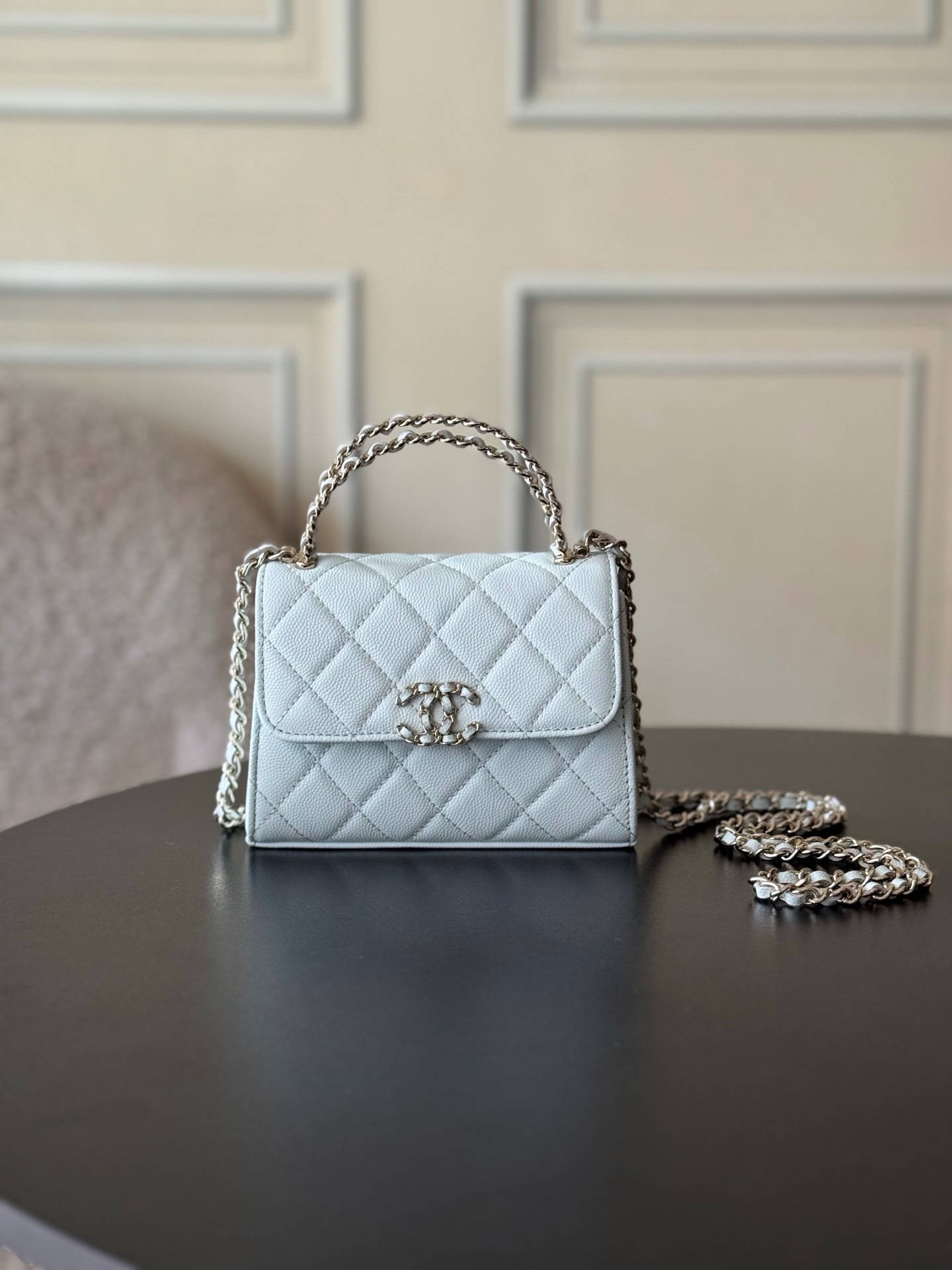 Chanel 25S 新款本季 最火的小球牛皮Kelly 手柄包
這顆絕對是黑馬
第一眼看到就深深愛上💕
顏值不必說 直接閉眼入不會錯
很好打理 也是百搭型
實現了單背斜挎腋下背手拎的效果📷
簡直就是福音〰️
很精緻 值得珍藏🔝

五金：全鋼18K淺金
皮料：獨家Haas小牛皮
尺寸：𝟏𝟒.𝟓*𝟏𝟏.𝟓*𝟓.𝟓 𝚌𝚖
型號：AS3237