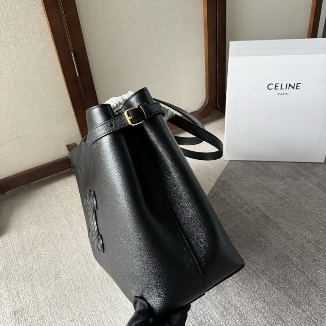 CELINE  24夏季新款Cabas 托特包👜
高級百搭又實用/購物袋的款式
展現著簡約美學和實用性～❤️
大容量設計～無論是日常出街還是通勤 都能輕鬆裝下各種物品～袋口可自主調節大小🌹
款號 116853 尺寸：54*29*15cm