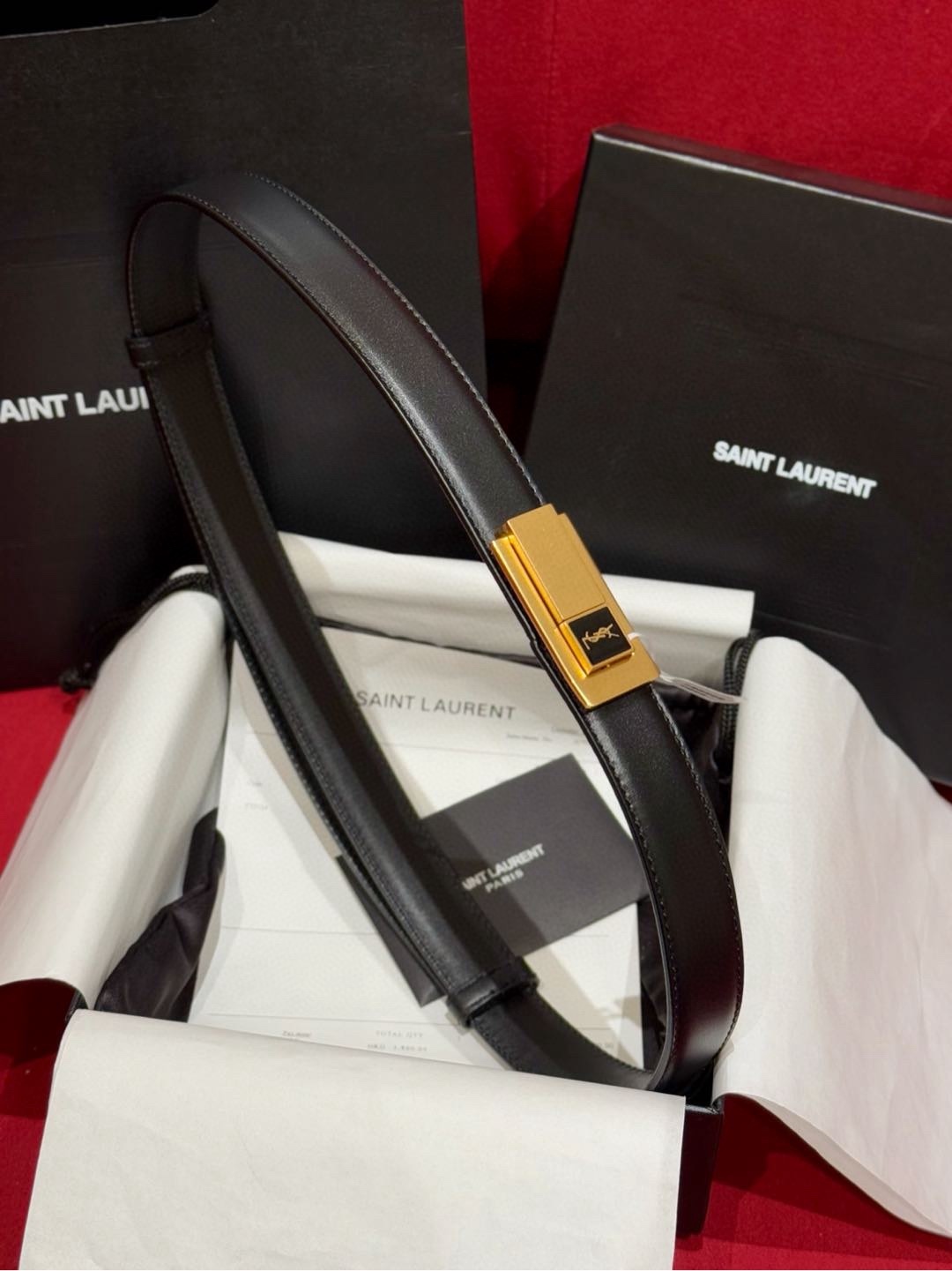 YSL頂級版復刻新寵腰帶
經典百搭款 搭配牛仔褲或者裙子都很好看 長短可調節 25mm寬 雙面進口小牛皮 精緻的真空鍍鈀搭扣飾有琺瑯字體效果