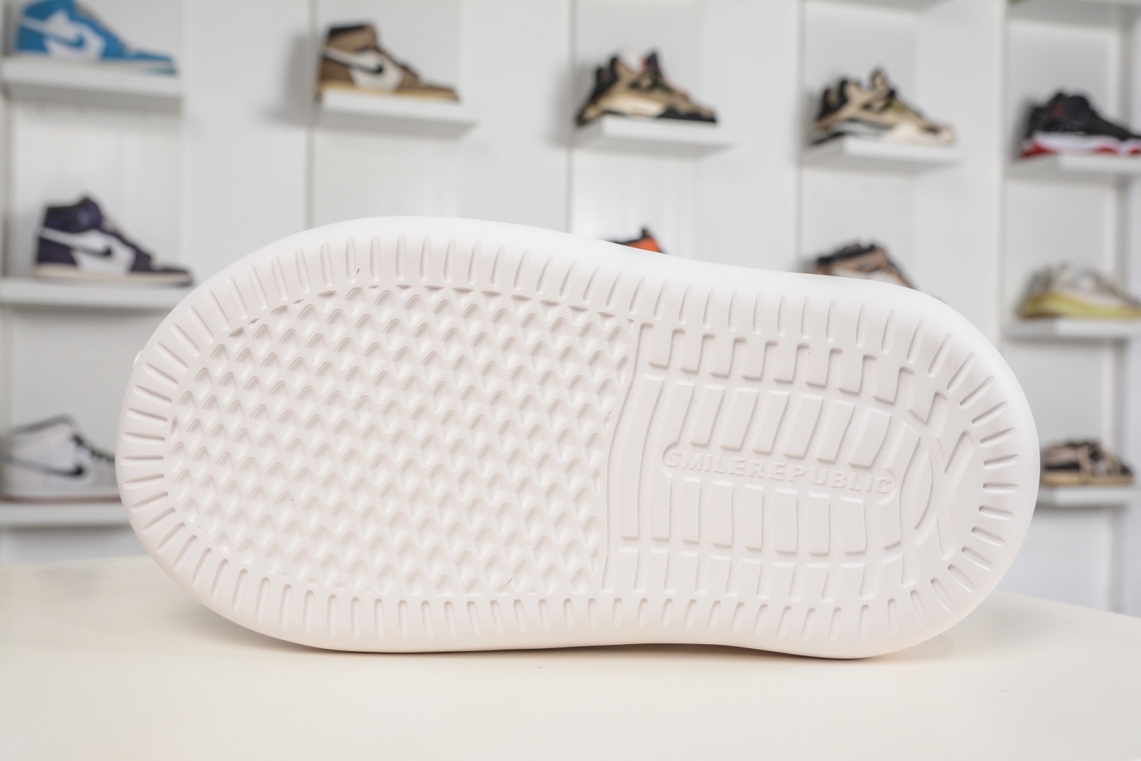 𝐒𝐦𝐢𝐥𝐞𝐫𝐞𝐩𝐮𝐛𝐥𝐢𝐜 SMI 開口笑麵包鞋系列 軟fufu的帆布鞋面透氣不悶腳，暴走一天也不累。5cm的雲朵厚底，悄悄拉長腿部線條，小個子秒變九頭身比例，視覺增高又完全不笨重。
尺碼：35 36 37 38 39 40 41 42 43 44