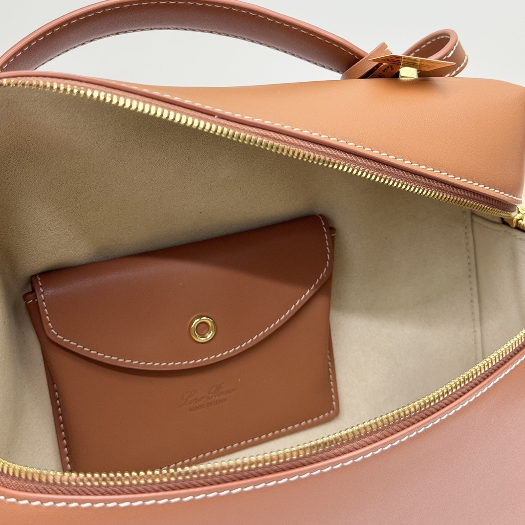 𝓛𝓸𝓻𝓸 𝓟𝓲𝓪𝓷𝓪 諾悠翩雅
𝑬𝒙𝒕𝒓𝒂 𝑩𝒂𝒈 𝑳𝟐𝟕 
寬開口加大容量斜挎包，包型設計更立體更有型，包身採用進口原廠小牛皮，手感柔軟而獨特，包包內部結構多了內袋。雙向加長拉鍊開合，配有My Charms金色金屬掛飾（LP特級純鋼五金配件）
size：27*16*10釐米
配全套專櫃禮盒包裝🎁