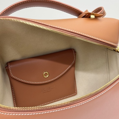 𝓛𝓸𝓻𝓸 𝓟𝓲𝓪𝓷𝓪 諾悠翩雅
𝑬𝒙𝒕𝒓𝒂 𝑩𝒂𝒈 𝑳𝟐𝟕 
寬開口加大容量斜挎包，包型設計更立體更有型，包身採用進口原廠小牛皮，手感柔軟而獨特，包包內部結構多了內袋。雙向加長拉鍊開合，配有My Charms金色金屬掛飾（LP特級純鋼五金配件）
size：27*16*10釐米
配全套專櫃禮盒包裝🎁