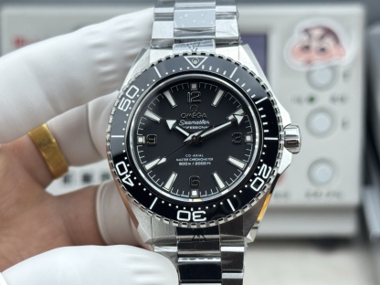 VS+ 歐米茄-全新海馬600米！
海洋宇宙腕表問世二十週年推出的全新第四代海馬系列海洋宇宙腕表🌊
全新腕表傳承了海洋宇宙表款的經典設計元素，並通過更纖薄的輪廓和更銳利的線條，為腕表注入更具現代感的風格。腕表表殼尺寸為42毫米，涵蓋橙、藍、黑三種不同顏色的表圈。