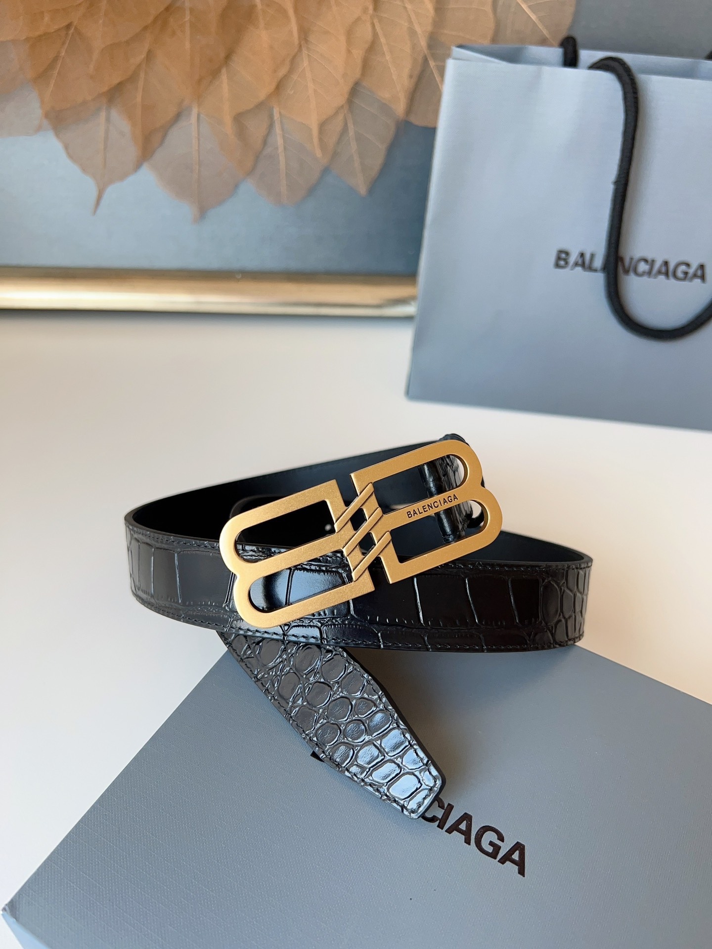 巴黎世家（Balenciaga）寬度3.0cm 是法國的奢侈品牌，作為時尚界最具影響力品牌之一的地位。設計師源於：都市時尚潮流獨特的設計風格，採用進口小牛皮製作；搭配純銅復古五金，使其更具魅力。值得擁有的百搭精品！