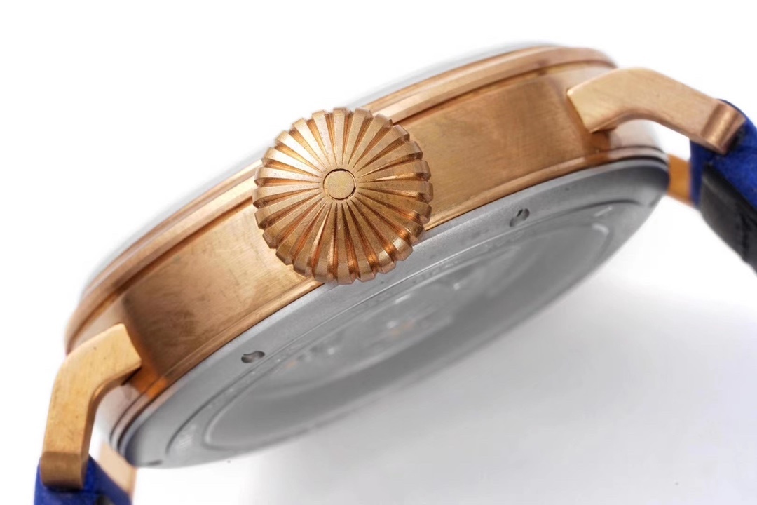 SⅤ又添新作真利時飛行員系列2019年度新款 好萊塢大片青銅騎士殺到！！！真力時是胡歌和靳東等“老幹部”們十分喜歡佩戴的腕表品牌之一，這款青銅材質的腕表散髮著一身正氣，本身就是腕表界的“老幹部”，戴上它足以從外在增添內涵。腕表45毫米的表殼由青銅打造，表鏡採用弧形雙面防眩處理藍寶石水晶，淺變綠色錶盤上粗體阿拉伯數字時標和鍍金琢面的指針上都覆有SuperLuminova SLN C3超級夜光物料，夜間仍可清晰讀取時間，SV 真力時飛行員系列，實現你的大飛夢