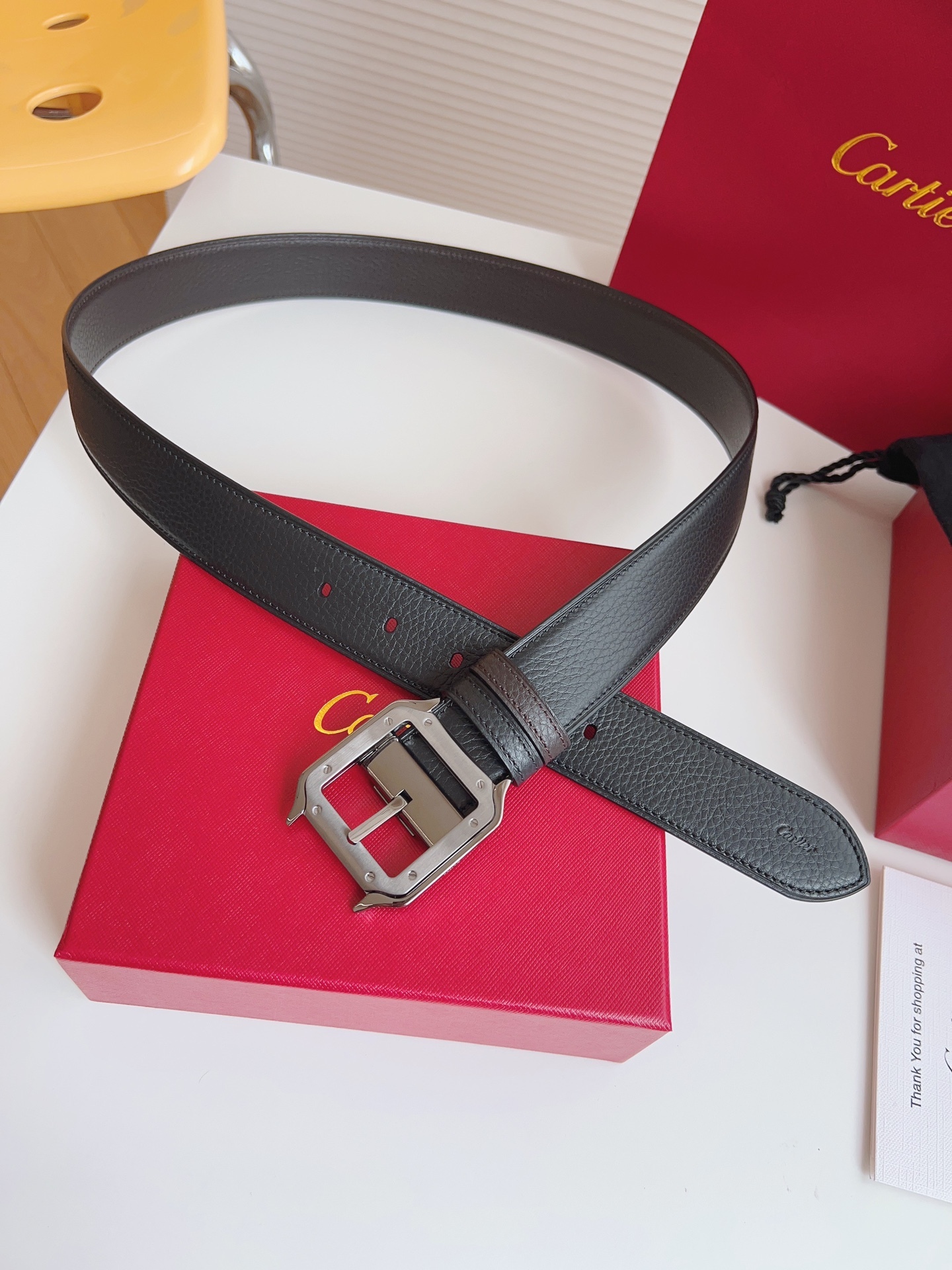 
Cartier（卡地亞）憑借匠心傑作展現與眾不同的美感，融合精湛工藝與經典設計，演繹雋永風格；瀟灑不羈，果敢獨立！此款式易搭配服飾；休閒正裝兩相宜。皮帶寬度：35mm