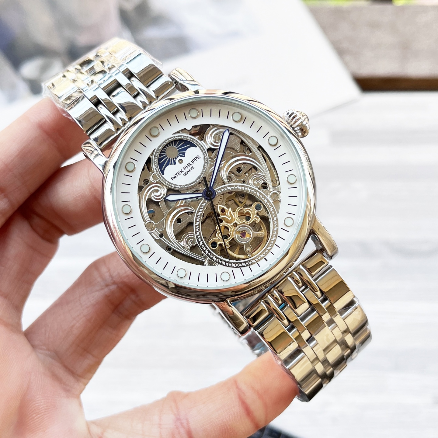 
複雜時計 奢華大氣🔥
經典新品 震撼上市🎈
【最新】：百達翡麗 大飛輪設計
【類型】：精品男士腕表
【錶帶】：真牛皮錶帶
【機芯】：高端全自動機械機芯
【鏡面】：礦物質強化玻璃（更高清）
品味高雅 浩瀚大氣 匠心獨運 腕間瑰寶
尺寸：直徑42mm厚12.5mm熱賣上市！歡迎轉載！