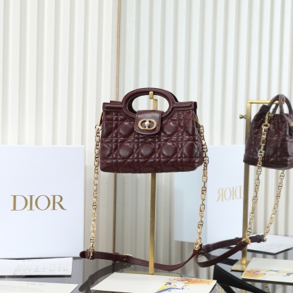 原廠級 酒紅色鏈條手袋
這款 Dior Jolie Top Handle 迷你鏈條手袋是二零二六早春成衣系列新品，呈現出優雅精緻的設計。採用黑色羊皮革精心製作，飾以藤格紋，翻蓋點綴以金色飾面金屬 CD 標誌和白色樹脂珠飾。內設一個隔層，可收納各種日常用品。搭配雙頂部手柄和可調節、可拆卸 CD 鏈條肩帶，肩帶由皮革帶和 CD 鏈環組成，飾以白色樹脂珠飾，可舒適手提、肩背或斜挎，可與日常或晚裝造型搭配。
