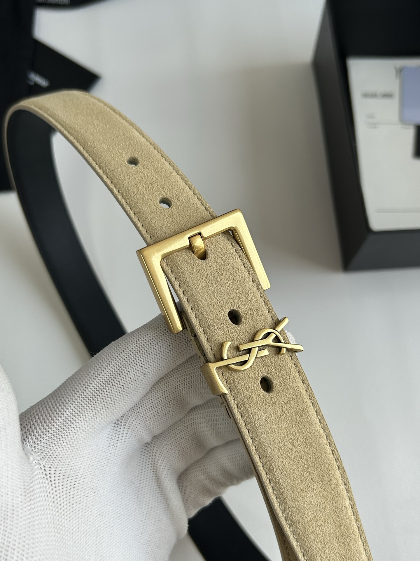 聖羅蘭 女士腰帶，進口小牛皮 配以CASSANDRE 標識腰帶環。古銅色金銀五金可選。精緻優雅的設計，寬度3.0cm