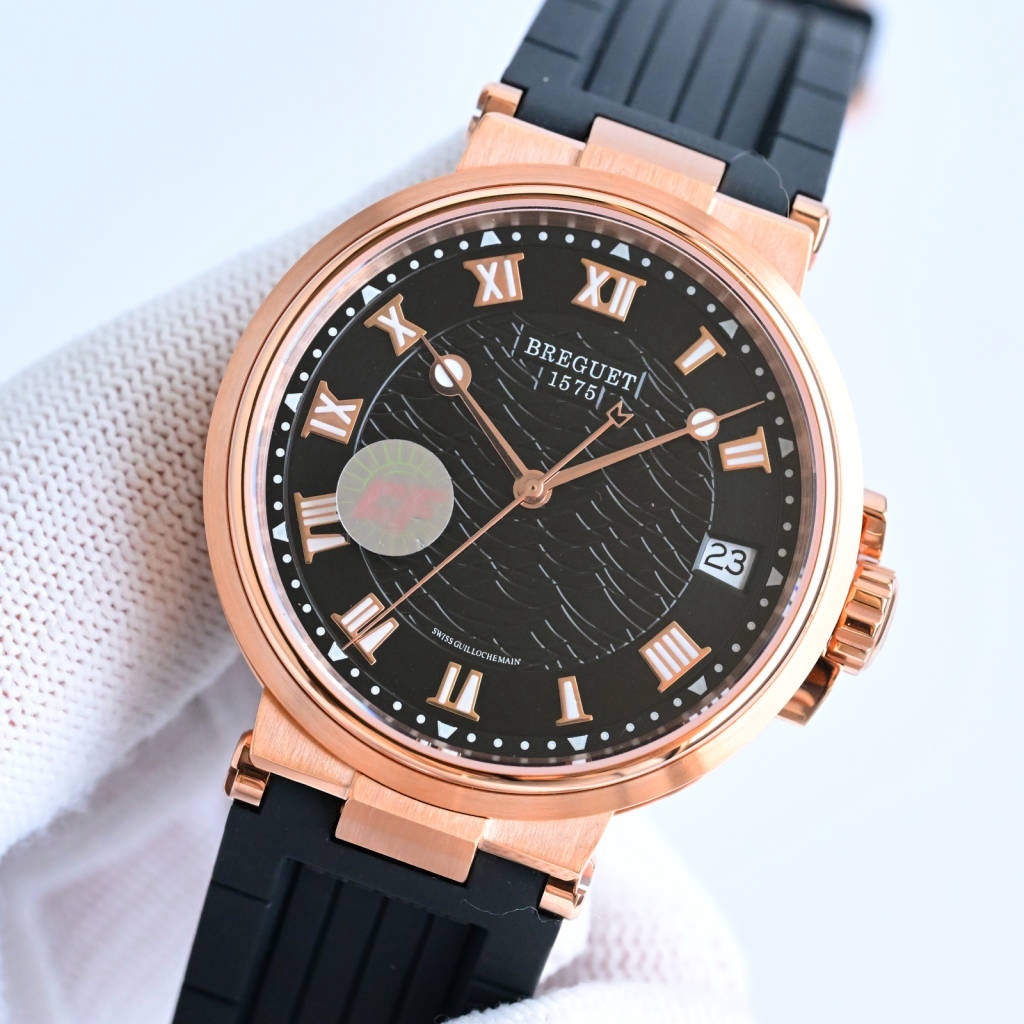 CF新品發佈會，寶璣-Breguet
航海MARINE航海系列5517款腕表，航海天文鐘的起源作品，“時計本是兵家利器”說的就是這款腕表，鐘錶界的巨作。工廠全面抄寫原裝數據，98%還原殼型字面，彰顯原裝優雅硬朗的氣質，原裝同款777A自動機械機芯，鐫刻獨立編號與寶璣先生簽名。直徑40毫米。正反均為藍寶石防刮玻璃，旋入式防水錶冠。實測防水深度100米。搭配飾有太陽放射紋錶盤，配裝進口天然橡膠錶帶，以零頭的價格給您帶來原裝超值體驗。