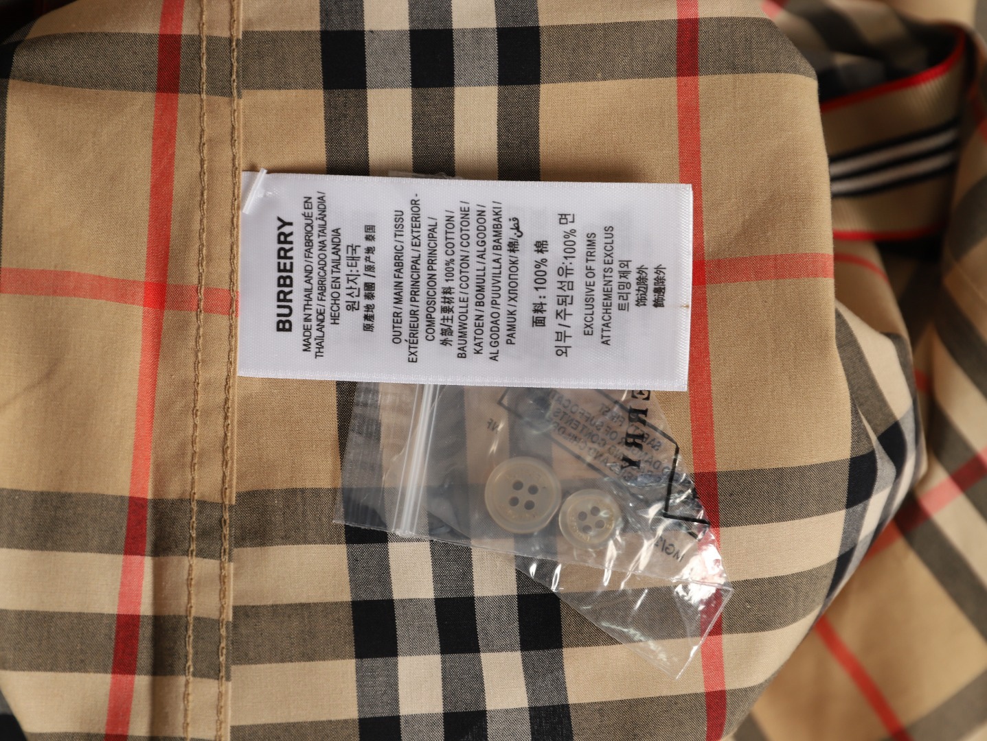 Burberry/巴寶莉 門襟袖口織帶格紋棉質長袖襯衫
面料採用雙股80支梭織斜紋面料，格紋對位，紗線定織定染，
每個獨立的尺碼都是定位裁片，前幅，口袋，
袖子等部位都是對格對位的，工序複製，費時費料，
採用純天然珍珠貝殼紐扣，洗水嘜定制，多處手工一片一片激光剪裁對位，
所有工序，用料都是ZP做法，區別市面一眼假版本
裝飾品牌典藏 復古大格紋，BUR粉絲的衣櫥珍藏款式,尤其是對於忠實的BUR粉來說，
此款更是絕對不能錯過的珍寶級別產物！
顏色：門襟袖口織帶
S Size：S-XL