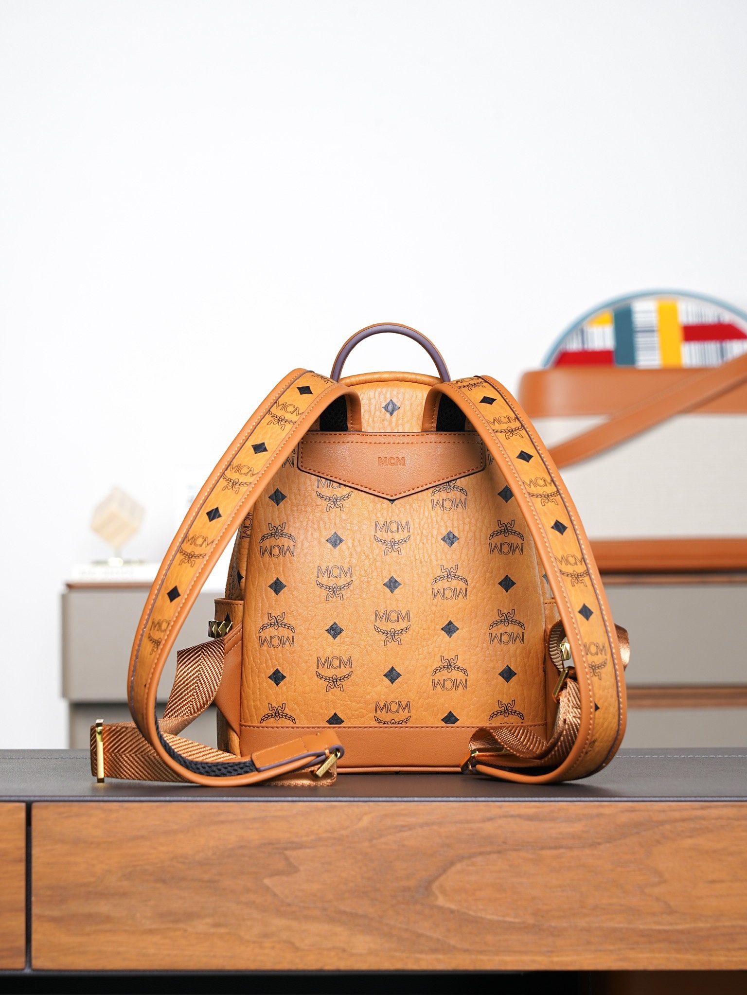 ®全新升级®𝙈𝘾𝙈 𝙎𝙩𝙖𝙧𝙠 𝙎𝙞𝙙𝙚 𝙎𝙩𝙪𝙙𝙨𝘽𝙖𝙘𝙠𝙥𝙖𝙘𝙠 𝙞𝙣 𝙑𝙞𝙨𝙚𝙩𝙤𝙨干邑色迷你号#铆钉双肩背包®️经典干邑色
# 这款MCM经典款的缩小版本 我们采用了标志性的Visetos涂层帆布 配以奢华的人造皮衬里和铆钉饰边。单品适合各种搭配 创新设计可以利用肩带秒变斜挎包、双肩包、单肩包、腰包和手提包。用这款特迷你Stark双肩背包秀出新风格