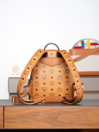 ®全新升级®𝙈𝘾𝙈 𝙎𝙩𝙖𝙧𝙠 𝙎𝙞𝙙𝙚 𝙎𝙩𝙪𝙙𝙨𝘽𝙖𝙘𝙠𝙥𝙖𝙘𝙠 𝙞𝙣 𝙑𝙞𝙨𝙚𝙩𝙤𝙨干邑色迷你号#铆钉双肩背包®️经典干邑色
# 这款MCM经典款的缩小版本 我们采用了标志性的Visetos涂层帆布 配以奢华的人造皮衬里和铆钉饰边。单品适合各种搭配 创新设计可以利用肩带秒变斜挎包、双肩包、单肩包、腰包和手提包。用这款特迷你Stark双肩背包秀出新风格
